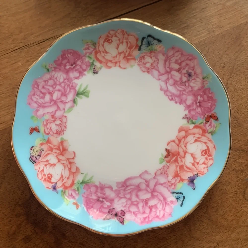Royal Albert offers welcome